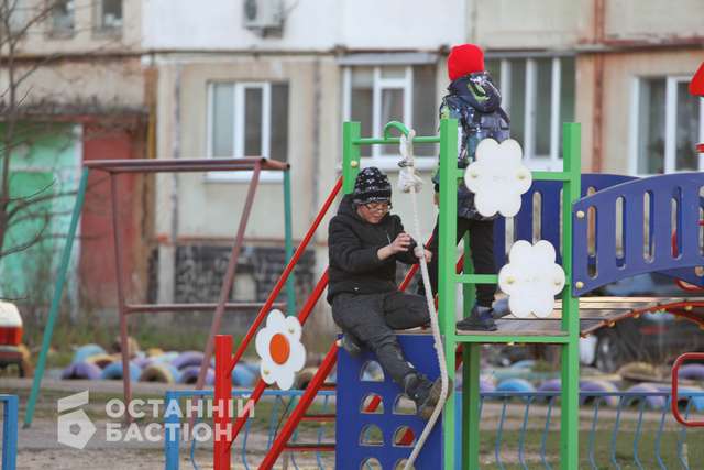 На дитячих майданчиках Полтави діти поки що гуляють