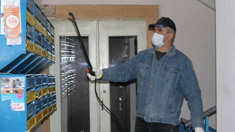 У Полтаві почали дезінфікувати під’їзди