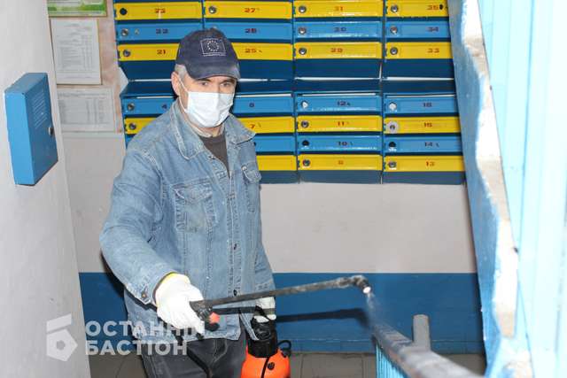 Віктор Гасан з Полтави обробляє під’їзд саморобним розчином хлору, води і господарського мила. Антисептики від міста ОСББ ще не отримало