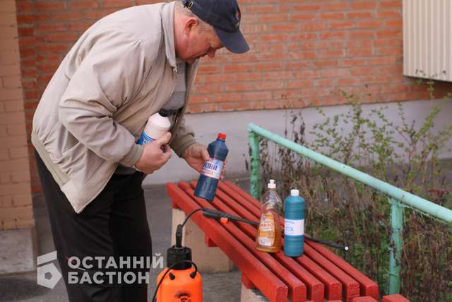Голова ОСББ «Вікторія» Олександр Кіблицький демонструє хімікати, якими щодня обробляє під’їзди. Їх купили за кошти мешканців будинків