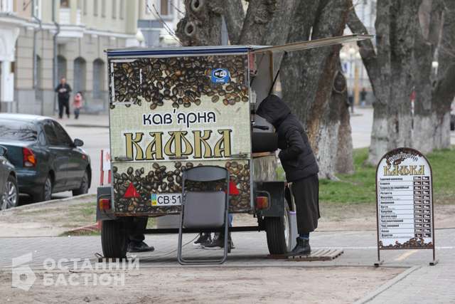 Деякі вуличні кав'ярні в центрі Полтави працюють