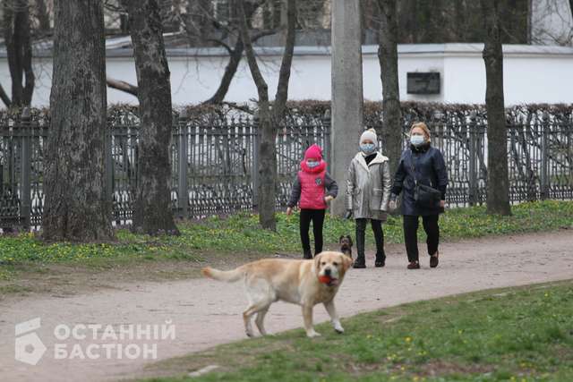 У Корпусному парку Полтави жінка гуляє з дітьми й собакою
