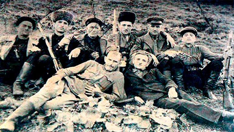 Чеченські «бойовики», Хасуха Магомадов внизу зліва в гімнастерці