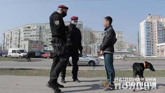 У парках Полтави поліція роздає маски і попереджає про штрафи_1