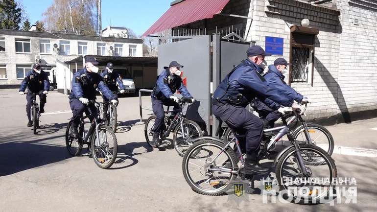 У парках Полтави поліція роздає маски і попереджає про штрафи