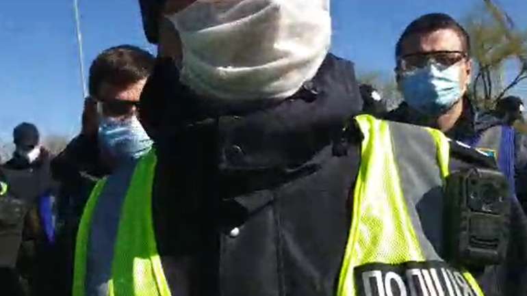 У Києві відбувається конфлікт між поліцією та громадянами, які хотіли відвідати Гідропарк (ОНОВЛЕНО)