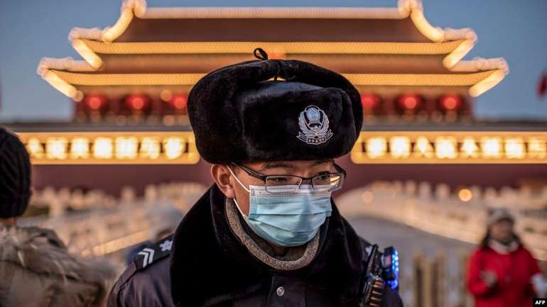 Поліцейський біля Брами небесного спокою у Пекіні, 23 січня 2020 року