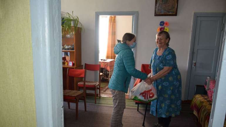 В одному з районів Полтавщини соціальні працівники доставляють продукти літнім людям