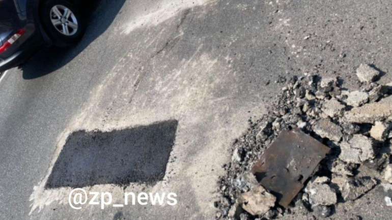 Дорожні служби Запоріжжя латають нещодавно заасфальтоване покриття ДніпроГЕС