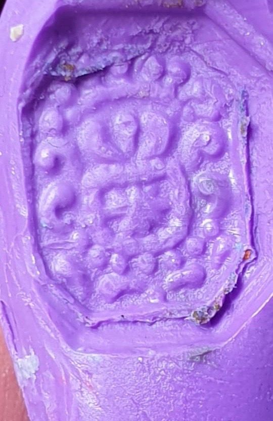 Відтиск печатки із зображенням герба.