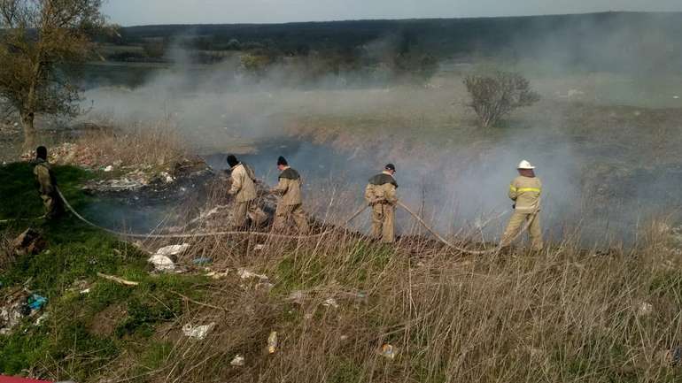 Вогнеборці загасили пожежу неподалік сміттєзвалища на Харківщині