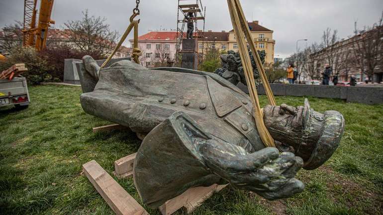Замах може бути пов'язаний зі знесенням пам'ятника радянському маршалу