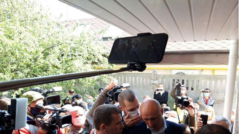 Міського голову Черкас разом з нардепом Бондарєвим не впустили на допит