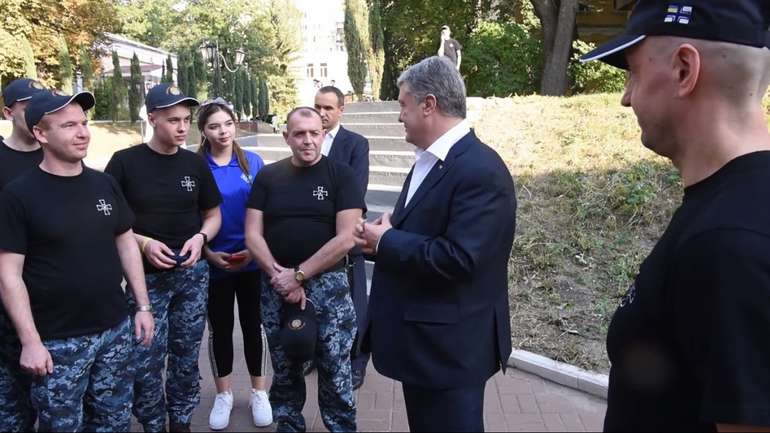 Петро Порошенко і звільнені з полону моряки