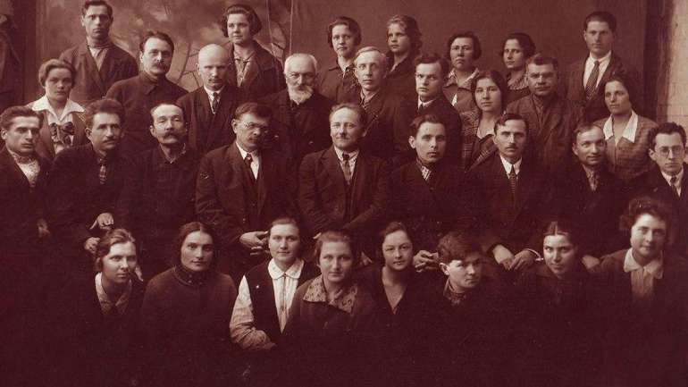 Викладачі та студенти (початок 1930-х рр.).  У центрі сидить директор інституту Карл Жагар