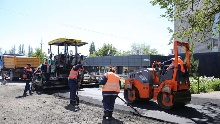 Комунальні служби Кременчука взялися ремонтувати міські тротуари