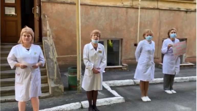 Львівські лікарі влаштували чиновникам коридор ганьби через закриття протитуберкульозного диспансеру