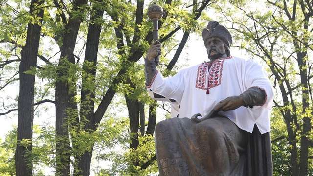 У вишиванках, практично без масок_1