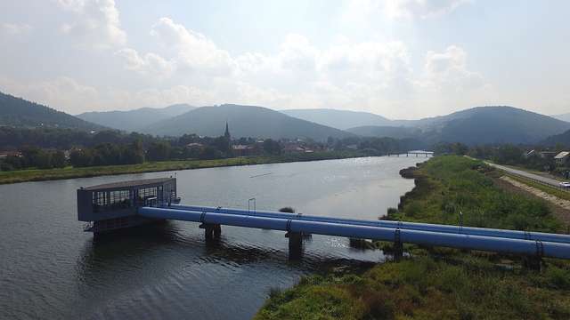 Резервуари із мідіями та гребінцями на водозаборі 