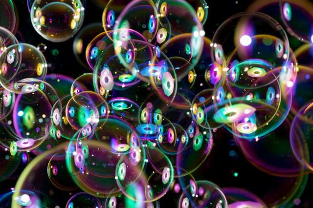 Чому мильні бульбашки є різнокольоровими?_2