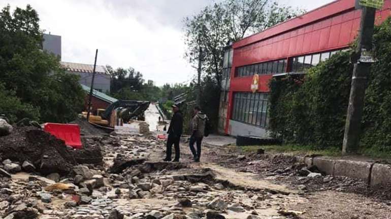 У Дніпрі розмило нещодавно відремонтовану дорогу