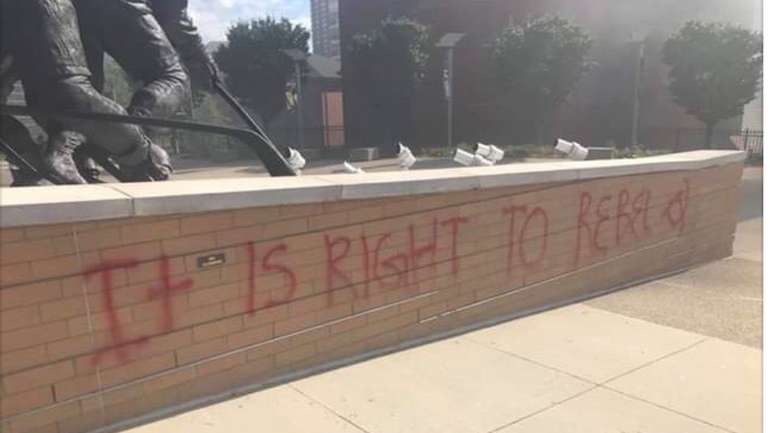 США: вандали з «Антифа» намалювали на пам’ятнику знаменитому хокеїстові серп і молот