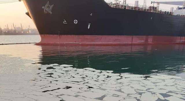 Пальмова олія поряд із судном 