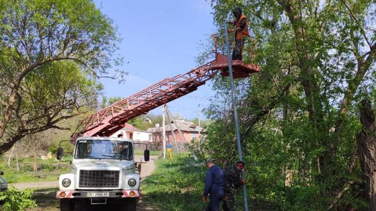 Комунальники Полтави взялися освітлювати «темні зони» дендропарку