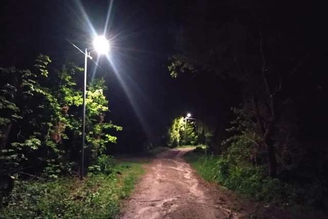 Комунальники Полтави взялися освітлювати «темні зони» дендропарку_1