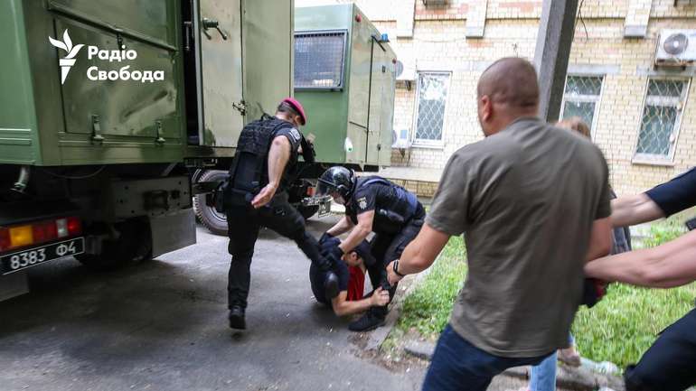 Суд над Стерненком: побиття і затримання активістів «оновленим Беркутом»