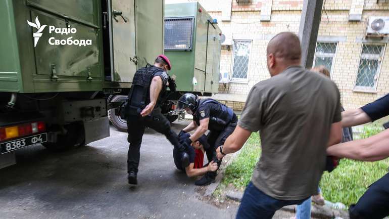 Суд над Стерненком: побиття і затримання активістів «оновленим Беркутом»