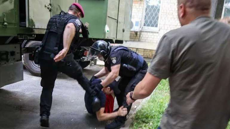 Аваківська поліція "допомагає" аспіранту "відчути" демократію