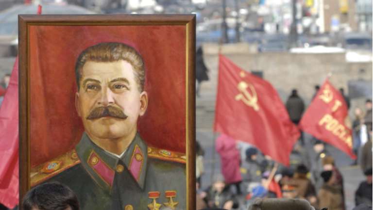 У Москві чоловік намагався повісити портрет Сталіна, але впав з драбини і помер
