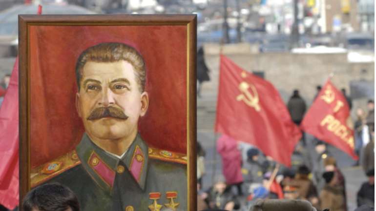 У Москві чоловік намагався повісити портрет Сталіна, але впав з драбини і помер