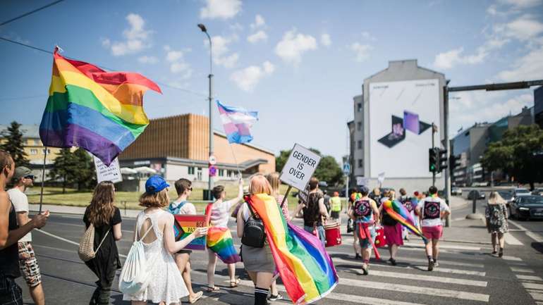 Без масок і соціальної дистанції: у Таллінні відбувся ЛҐБТ-марш