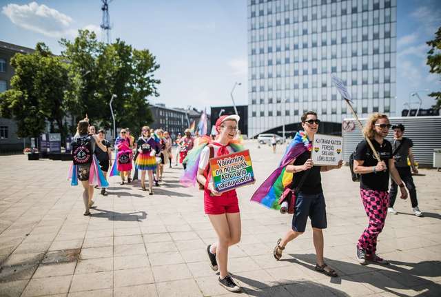 Без масок і соціальної дистанції: у Таллінні відбувся ЛҐБТ-марш_4