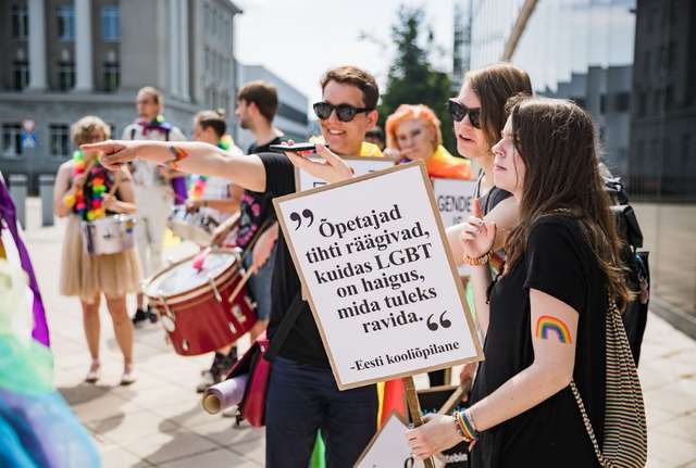 Без масок і соціальної дистанції: у Таллінні відбувся ЛҐБТ-марш_6