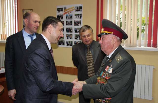 Олександр Яковенко на зустрічі з ветеранами Другої світової війни (2015 рік)