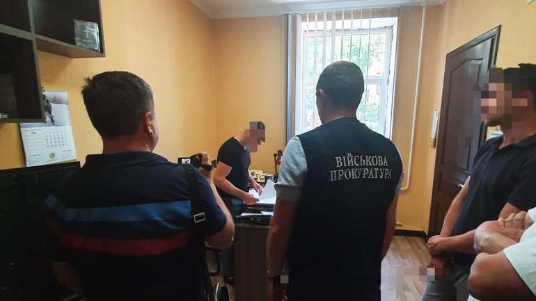 В Одеській області співробітнику СБУ надягли кайданки за вимагання 250 тисяч доларів
