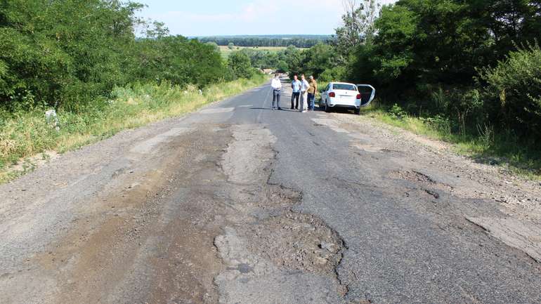Низка автошляхів Карлівського району потребує невідкладного ремонту