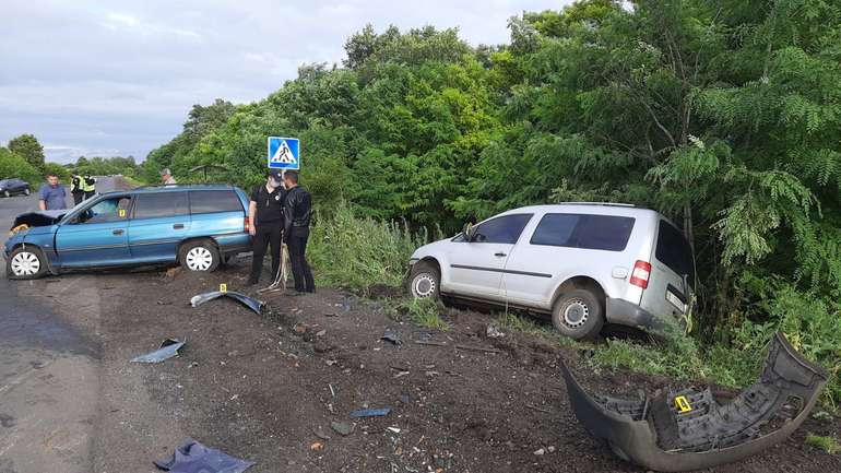 2 автівки не розминулися на вузькій дорозі у Миргородському районі