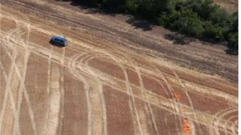 Волонтер опублікував відео, як люди на автівці підпалюють поле на Луганщині