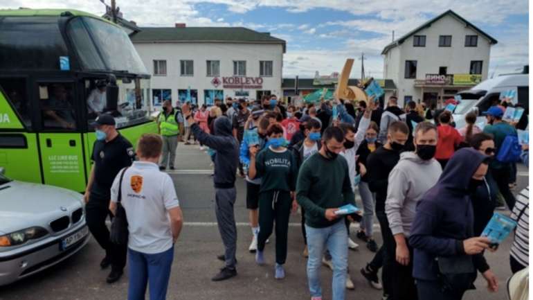В Коблево підприємці перекрили рух транспорту, – протестують проти карантину