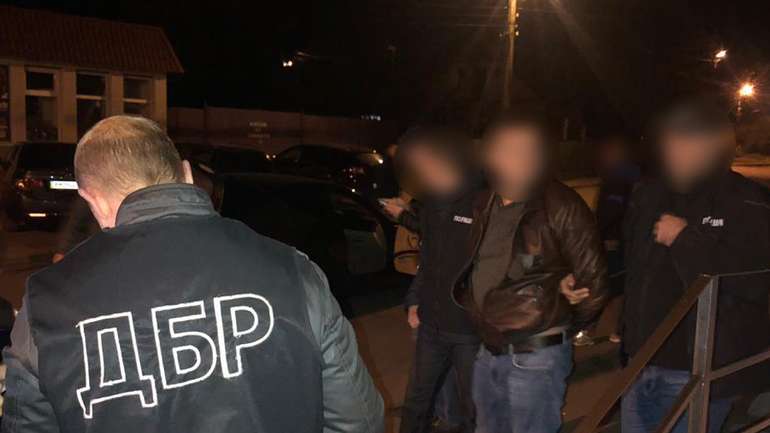 У Житомирській області на торгівлі наркотиків упіймали поліціянта