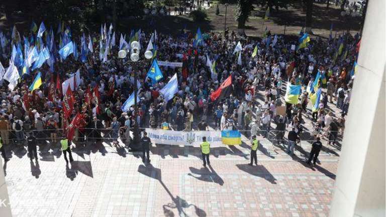 Під Радою на мовний протест зібралося близько двох тисяч людей