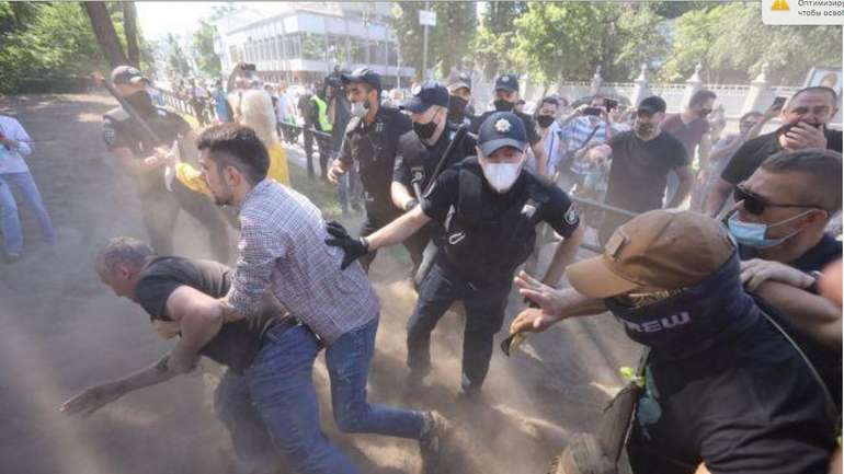 Закон про мову: під ВР сталася сутичка між поліцією та протестувальниками