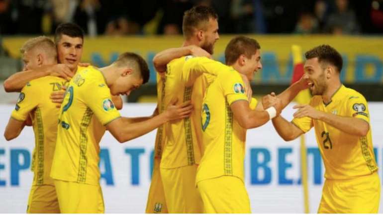 На новій формі збірної України з футболу зник напис «Слава Україні»