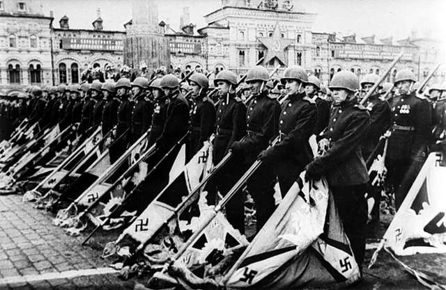 Бійці Червоної армії зі стягами Третього Райху (Москва, літо 1945 року)