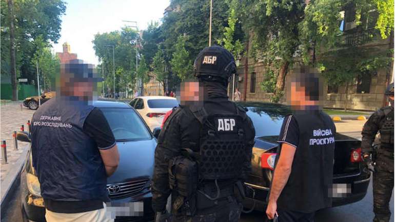 ДБР затримало співробітника центрального апарату СБУ «за кришування проституції»