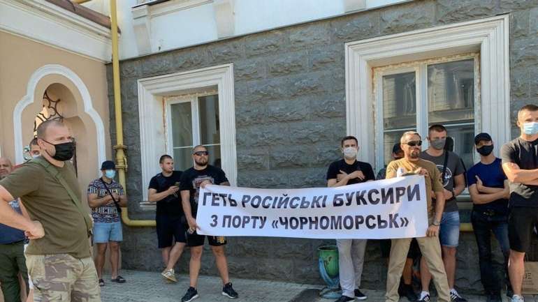Мітинг під АМПУ: портовики вимагають вивести з «Чорноморська» російські буксири